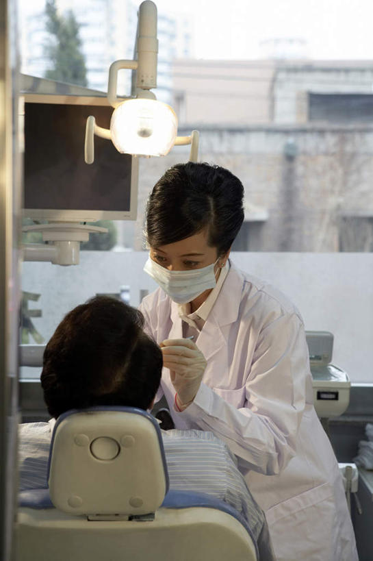 东方人,成年人,中年人,老年人,手,牙齿,两个人,医生,病人,护士,医院,站,坐,躺,横图,竖图,室内,安全,镜子,亚洲,开,检查,研究,分离,瓷器,工具,防护,过滤,扭曲,分开,拿着,干净,书桌,背面,口罩,手套,打开,张嘴,职业,隔断,服务,伸手,遮掩,保护,隔离,吊钩,权威,卫生,专心,准确,牙科设备,掩盖,遮挡,开启,恐怖,关爱,净化,瞄准,痛苦,间隔,医疗器械,保险,预防,医疗工具,张大嘴巴,东亚,遮盖,实验服,口腔卫生,防尘,医疗机构,北京市,保全,周全,安稳,安定,防护手套,掩饰,断绝,隔开,屏蔽,屏绝,远离,中断,阻遏,阻隔,责任,惊骇,大汗淋漓,技能,拷问,卧着,平安,信任,老年男性,男人,男性,女人,女性,中年女性,亚洲人,中国人,年轻人,齿,牙,牙龈,牙医,张开嘴,清洗,躺着,卧,彩图,病院,诊所,防护面罩,门诊部,口腔医学