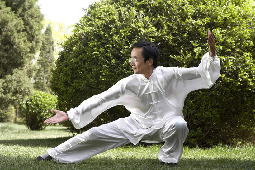 东方人,成年人,老年人,一个人,站,举,横图,室外,白天,正面,运动,武术,草地,亚洲,伸展,瓷器,丝绸,眼镜,树荫,传统,草,树,停车,衣服,绿色,自然,春天,托,休闲,活力,平衡,同意,主席,生活方式,军人,退休,领导,太极,练习,总统,中国文化,华贵,弹性,东亚,北京市,政治家,理论家,首脑,战略家,灵性,老布什,乔治.赫伯特.沃克.布什,老年男性,男人,男性,亚洲人,中国人,休闲活动,举起,举手,举着,向上举,向上伸,向上托,彩图,传统服装,传统文化,人老心不老,缎子