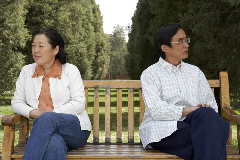 东方人,成年人,老年人,头发,两个人,家庭,夫妻,坐,横图,室外,白天,正面,爱情,森林,叶子,亚洲,冲突,瓷器,长椅,浪漫,二郎腿,注视,树,停车,绿色,自然,社区,观察,看,温暖,温馨,一家人,恩爱,想,皱眉头,恋人,生活方式,观看,家庭妇女,宁静,和睦,察看,退休,关注,近景,问题,东亚,北京市,异性恋,窘迫,老年男性,老年女性,男人,男性,女人,女性,亚洲人,中国人,夫妇,情侣,彩图,伴侣,融洽,人老心不老,挨着
