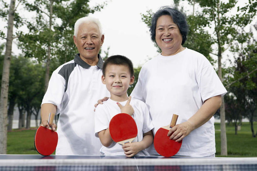 老年人,三个人,家庭,兄弟,祖母,祖父,公园,站,微笑,横图,正面,仰视,自由,幸福,纯洁,合作,团队,竞争,城市,北京,中国,亚洲,网,T恤,刺激,草,春天,看,手势,放松,童年,凝视,摄影,生长,希望,专心,愉悦,中国文化,护理人员,无忧无虑,能力,老年男性,老年女性,男孩,男人,男性,女人,女性,中国人,孙子,触摸,彩图,低角度拍摄,打手势,精力