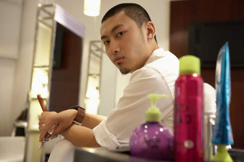 一个人,坐,横图,侧面,仰视,时尚,镜子,北京,中国,亚洲,装饰,墙,光,现代,表,摄影,酷,肖像,美发用品,年轻男性,中国人,发型,美发师,半身,彩图,低角度拍摄