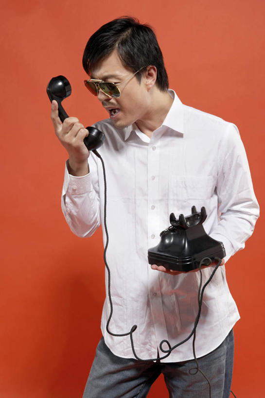 东方人,成年人,一个人,站,打电话,竖图,特写,正面,讨论,通讯,复古,技术,亚洲,仅一个男性,仅一个人,瓷器,古典,联系,大喊,拿着,牛仔裤,休闲装,仅一个年轻男性,太阳镜,张嘴,独立,决定,愤怒,惊奇,怀旧,便利,专心,领导,酷,经理,麻烦,运送,近景,痛苦,问题,张大嘴巴,东亚,北京市,无线电技术,把握,男人,男性,年轻男性,亚洲人,中国人,年轻人,电话机,座机,张开嘴,彩图,影棚拍摄,苦尽甘来,掌控