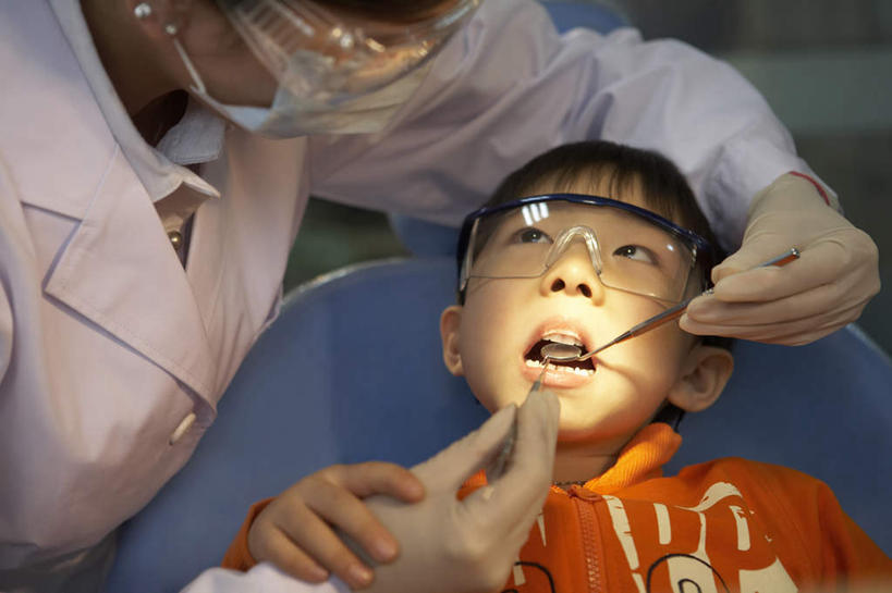 东方人,儿童,成年人,中年人,老年人,脸,头,脸颊,手,牙齿,两个人,医生,病人,护士,医院,站,坐,躺,横图,俯视,室内,白天,正面,通讯,纯洁,安全,镜子,亚洲,准备,开,检查,研究,瓷器,工具,防护,扭曲,拿着,休闲装,干净,肩膀,小孩,手套,张嘴,职业,休闲,放松,可爱,童年,童趣,服务,击打,伸手,保护,吊钩,权威,准确,牙科设备,恐怖,关爱,瞄准,痛苦,医疗器械,保险,医疗工具,张大嘴巴,童真,东亚,烂漫,无邪,实验服,口腔卫生,医疗机构,北京市,保全,周全,安稳,安定,防护手套,责任,惊骇,大汗淋漓,牙医钩,拷问,卧着,平安,天真,信任,老年女性,男孩,女人,女性,亚洲人,中国人,孩子,年轻人,头部,齿,脸部,脸蛋,面部,牙,牙龈,牙医,张开嘴,休闲活动,清洗,躺着,卧,彩图,高角度拍摄,病院,诊所,防护面罩,折角镜,门诊部,口腔医学