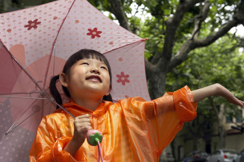 东方人,儿童,一个人,姐妹,邻居,体育馆,运动场,站,举,笑,微笑,露齿笑,横图,室外,白天,留白,正面,仰视,运动服,锻炼,夜生活,游戏,快乐,探险,自由,纯洁,运动,信心,建筑业,举重,雨,大雨,街道,亚洲,仅一个女性,仅一个人,淋浴,湿,瓷器,遮阳伞,人行道,小路,天气,训练,T恤,拿着,注视,运动器械,体育场,刺激,树,小孩,绿色,自然,春天,夏天,观察,看,托,仅一个小孩,休息,休闲,概念,橙色,健身器械,放松,活力,可爱,探索,童年,童趣,想,生长,观看,保护,惊奇,动作,环境,察看,享乐,愉悦,都市风光,关注,清新,决心,雨衣,健身器材,童真,东亚,烂漫,无邪,发展,运动馆,恶作剧,预测,水坑,无忧无虑,质量,体育,天真,女孩,女人,女性,亚洲人,中国人,孩子,休闲活动,举起,举手,举着,向上举,向上伸,向上托,张开手臂,半身,彩图,低角度拍摄,健身,欢乐,运动器材,女生,健身俱乐部,挨着,好奇心