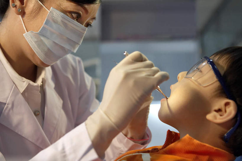 东方人,儿童,成年人,中年人,老年人,脸,头,脸颊,手,牙齿,两个人,医生,病人,护士,医院,站,坐,躺,横图,室内,白天,侧面,通讯,纯洁,安全,镜子,亚洲,准备,开,检查,研究,瓷器,工具,防护,扭曲,拿着,休闲装,干净,肩膀,小孩,手套,张嘴,职业,休闲,面对面,放松,可爱,童年,童趣,服务,击打,伸手,保护,吊钩,权威,专心,准确,牙科设备,恐怖,关爱,瞄准,痛苦,医疗器械,防护镜,保险,医疗工具,张大嘴巴,童真,东亚,烂漫,无邪,实验服,口腔卫生,医疗机构,北京市,保全,周全,安稳,安定,防护手套,责任,惊骇,大汗淋漓,牙医钩,拷问,卧着,平安,天真,信任,老年女性,男孩,女人,女性,亚洲人,中国人,孩子,年轻人,头部,齿,脸部,脸蛋,面部,牙,牙龈,牙医,张开嘴,休闲活动,清洗,躺着,卧,半身,彩图,病院,诊所,防护面罩,门诊部,口腔医学