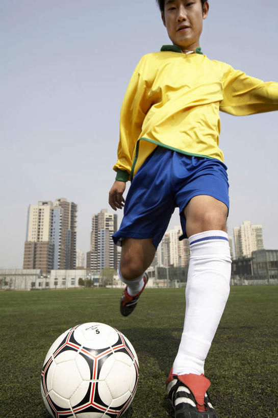 东方人,腿,一个人,足球场,竖图,室外,白天,正面,仰视,运动服,制服,锻炼,游戏,快乐,成功,比赛,运动,合作,团队,信心,竞争,建筑业,橄榄球,足球,日光,亚洲,仅一个男性,仅一个人,射门,踢,条纹,服装,瓷器,田地,公寓,速度,训练,注视,娱乐,运动器械,队伍,仅一个年轻男性,衣服,夹板,观察,看,休闲,健身器械,力量,平衡,服饰,观看,协调,察看,体育运动,衣着,愉悦,成就,穿着,关注,瞄准,健身器材,防守,灵敏,田径运动,合伙,足,东亚,队员,柔韧,万里无云,北京市,美式橄榄球,耐力,衣饰,技能,人造草皮,体育,美式足球,男人,男性,年轻男性,亚洲人,中国人,年轻人,彩图,低角度拍摄,健身,运动器材,运动装