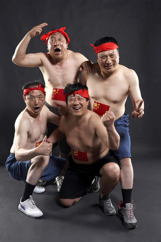 东方人,成年人,中年人,老年人,胃,头发,四个人,站,蹲,笑,微笑,露齿笑,竖图,室内,正面,运动鞋,快乐,满意,通讯,兴奋,友谊,热情,骄傲,成功,运动,橄榄球,国旗,亚洲,黑色背景,欢呼,瓷器,束发带,大喊,拿着,休闲装,袜子,裸露,刺激,黑色,社区,看,手势,休闲,搭,凝视,生活方式,惊奇,幽默,支撑,涂料,专心,酷,享乐,愉悦,成就,搭着,出示,裸,身份,荣誉,啦啦队,中国国旗,东亚,忠诚,爱国主义,北京市,快活,欢愉,康乐,神迹,贡献,无忧无虑,能力,团结,信任,老年男性,男人,男性,中年男性,亚洲人,中国人,拳头,跪着,拥抱,彩图,影棚拍摄,高兴,打手势,精力,挨着,蠢人,空头支票,苦尽甘来,性格