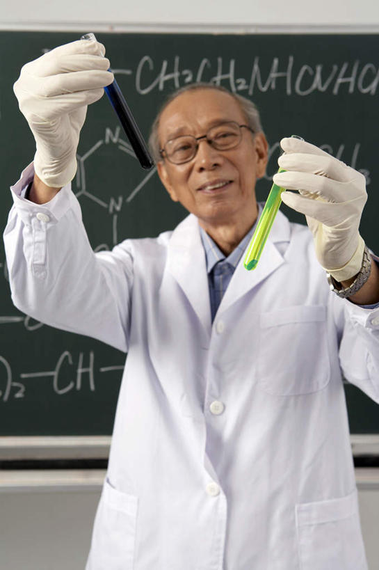 老年人,脸,头,脸颊,一个人,教师,科学家,坐,微笑,竖图,室内,正面,仰视,窗户,北京,中国,亚洲,科学,试管,眼镜,实验室,教育,校园,肩膀,黑板,手势,教室,凝视,摄影,挑选,解释,数学,公式,化学家,物理学家,老年男性,男人,男性,中国人,头部,脸部,脸蛋,面部,讲师,半身,低角度拍摄,大学,打手势