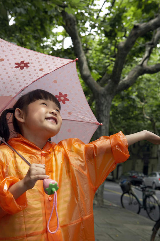 东方人,儿童,一个人,姐妹,邻居,体育馆,运动场,站,举,笑,微笑,露齿笑,竖图,室外,白天,留白,正面,仰视,运动服,锻炼,夜生活,游戏,快乐,探险,自由,纯洁,运动,信心,建筑业,举重,雨,大雨,街道,亚洲,仅一个女性,仅一个人,淋浴,湿,瓷器,遮阳伞,人行道,小路,天气,训练,T恤,拿着,注视,运动器械,体育场,刺激,树,小孩,绿色,自然,春天,夏天,观察,看,托,仅一个小孩,休息,休闲,概念,橙色,健身器械,放松,活力,可爱,探索,童年,童趣,想,生长,观看,保护,惊奇,动作,环境,察看,享乐,愉悦,都市风光,关注,清新,决心,雨衣,健身器材,童真,东亚,烂漫,无邪,发展,运动馆,恶作剧,预测,水坑,无忧无虑,质量,体育,天真,女孩,女人,女性,亚洲人,中国人,孩子,休闲活动,举起,举手,举着,向上举,向上伸,向上托,张开手臂,半身,彩图,低角度拍摄,健身,欢乐,运动器材,女生,健身俱乐部,挨着,好奇心