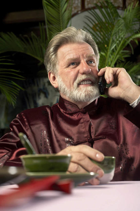 成年人,中年人,老年人,胡须,一个人,坐,打电话,微笑,竖图,室内,正面,吃饭,讨论,快乐,通讯,成功,技术,餐桌,桌子,手机,亚洲,仅一个男性,仅一个人,仅一个中年男性,瓷器,饭厅,茶叶,食品,拿着,传统,饮食,装饰物,茶馆,准确,享乐,中国文化,智能手机,东亚,云南省,北京市,无线电技术,快活,欢愉,康乐,男人,男性,中年男性,胡子,络腮胡,茶杯,电话机,半身,彩图,传统服装,高兴,餐馆,咖啡馆,投票站,唐装,传统文化,白色人种,沟通障碍