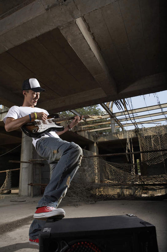 一个人,站,微笑,竖图,室外,留白,侧面,仰视,时尚,热情,技术,建筑,帽子,北京,中国,亚洲,钢铁,电吉他,音乐,听,T恤,注视,牛仔裤,娱乐,喇叭,水泥,刺激,建筑工地,夏天,观察,看,休息,休闲,表,放松,活力,摄影,生长,观看,希望,察看,专心,酷,享乐,简单,练习,关注,扩音器,出示,想象,弹性,年轻男性,中国人,年轻人,触摸,低角度拍摄