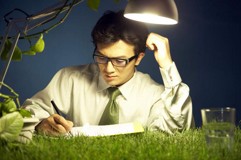 脸,头,脸颊,一个人,秘书,坐,横图,俯视,正面,玻璃,北京,中国,写,工作,眼镜,光,领带,肩膀,水笔,草,蓝色,自然,摄影,环境,专心,忧虑,努力,创新,年轻男性,中国人,年轻人,头部,脸部,脸蛋,面部,彩图,高角度拍摄,办公室职员