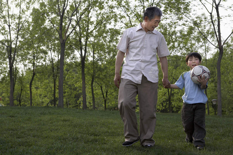 东方人,儿童,成年人,老年人,两个人,家庭,女儿,儿子,祖父,站,微笑,横图,室外,白天,留白,正面,衬衫,锻炼,旅游,度假,讨论,游戏,快乐,满意,通讯,纯洁,成功,运动,合作,团队,信心,竞争,橄榄球,足球,美景,日落,鞋子,亚洲,瓷器,景观,速度,T恤,拿着,休闲装,娱乐,运动器械,队伍,刺激,草,树,小孩,停车,绿色,自然,社区,春天,看,享受,休闲,健身器械,景色,放松,活力,季节,可爱,力量,平衡,童年,童趣,凝视,生长,怀旧,支撑,协调,退休,领导,享乐,成就,关爱,自然风光,亲情,健身器材,户外活动,灵敏,合伙,童真,东亚,烂漫,无邪,发展,柔韧,北京市,美式橄榄球,耐力,快活,欢愉,康乐,无忧无虑,把握,体育,天真,美式足球,老年男性,男孩,男人,男性,亚洲人,中国人,孩子,孙子,休闲活动,步行,手牵手,彩图,健身,高兴,欢乐,运动器材,人老心不老,好奇心,空头支票,掌控