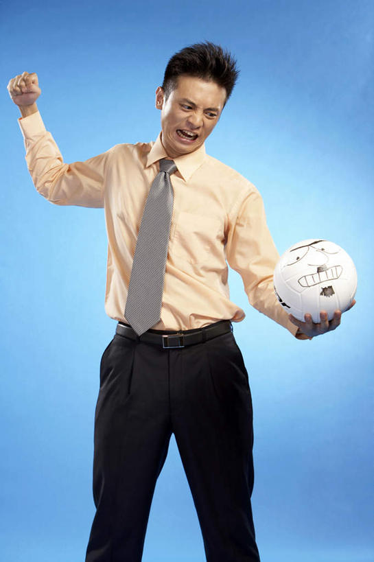 一个人,站,竖图,正面,仰视,锻炼,快乐,比赛,运动,竞争,北京,中国,亚洲,裤子,领带,大喊,娱乐,蓝色,休闲,力量,击打,凝视,摄影,生长,专心,体育运动,运送,肖像,能力,体育,排球运动,年轻男性,中国人,年轻人,彩图,低角度拍摄,健身,精力