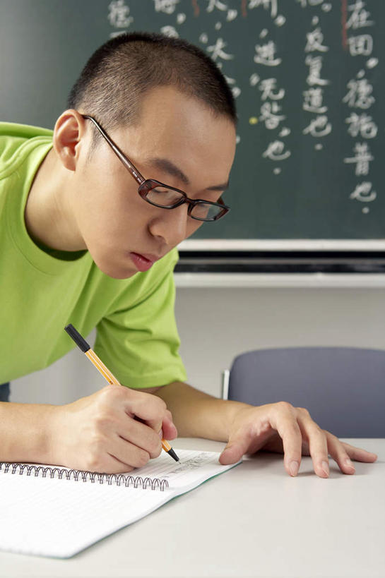 脸,头,脸颊,一个人,竖图,室内,正面,侧面,仰视,北京,中国,亚洲,学习,眼镜,教育,T恤,书桌,肩膀,水笔,黑板,教室,凝视,摄影,生长,搜寻,复制,年轻男性,中国人,年轻人,头部,脸部,脸蛋,面部,半身,低角度拍摄,大学