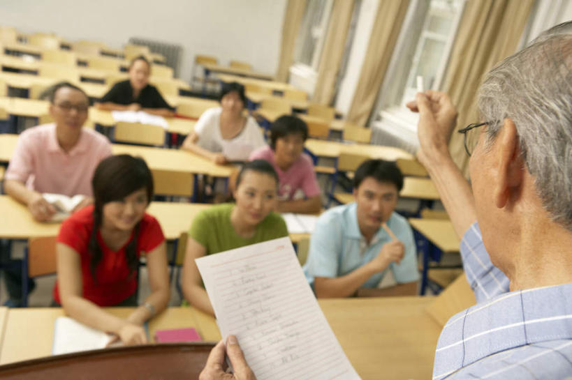 老年人,脸,头,脸颊,教师,坐,微笑,横图,室内,正面,侧面,仰视,通讯,窗户,椅子,北京,中国,亚洲,裤子,科学,试管,眼镜,教育,书桌,校园,肩膀,水笔,背面,粉笔,黑板,看,手势,演讲,教室,表,凝视,摄影,生长,专心,解释,数学,指挥台,公式,解决,老年男性,男人,男性,年轻男性,年轻女性,中国人,年轻人,头部,脸部,脸蛋,面部,讲师,半身,低角度拍摄,大学,打手势