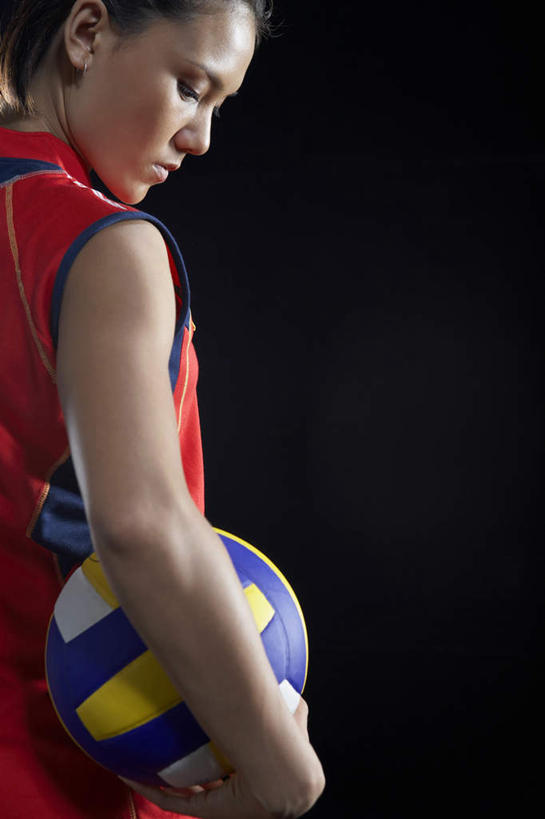 一个人,站,竖图,留白,侧面,仰视,锻炼,快乐,自由,比赛,运动,信心,竞争,北京,中国,亚洲,短裤,T恤,娱乐,黑色,看,休闲,力量,想,凝视,摄影,希望,控制,专心,酷,体育运动,运送,体育器械,肖像,出示,田径运动,挑战,能力,体育,排球运动,年轻女性,中国人,年轻人,彩图,低角度拍摄,健身,精力,摆拍