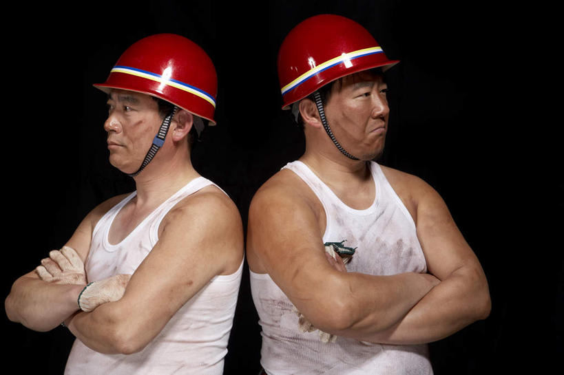 东方人,成年人,中年人,老年人,两个人,商务人士,建筑工人,商务男性,办公室,站,双手交叉,横图,竖图,侧面,衬衫,商务,满意,旅途,成功,合作,团队,信心,建筑业,建筑,亚洲,黑色背景,套装,生气,瓷器,休闲装,工人,黑色,安全帽,建筑工地,背靠背,职业,疲倦,力量,皱眉头,工业,肮脏,悲伤,疲劳,双手抱胸,伤心,难过,疲惫,努力,商务装,困乏,合伙,工薪阶层,东亚,发展,邋遢,北京市,疲乏,悲哀,委顿,疲困,疲顿,疲钝,倦怠,怠倦,龌龊,污秽,哀痛,悲戚,悲痛,窘迫,老年男性,男人,男性,亚洲人,中国人,白领,上班族,员工,半身,彩图,影棚拍摄,衬衣,匠人,劳动者,体力工,工头