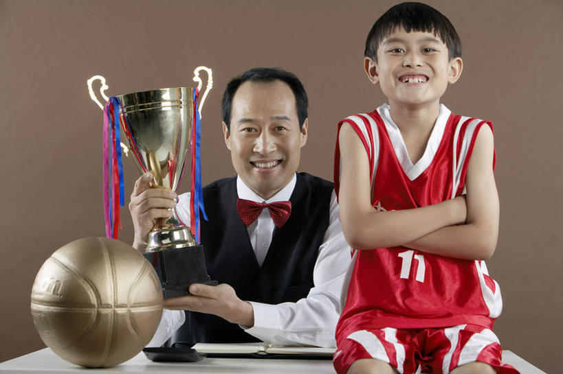 中年人,脸,头,脸颊,两个人,父亲,儿子,商务人士,商务男性,坐,笑,双手交叉,微笑,横图,留白,正面,仰视,衬衫,裙子,运动服,友谊,智慧,运气,分享,成功,团队,信心,椅子,北京,中国,亚洲,表演,套装,裤子,并排,听,杯,领巾,现代,书桌,布置,刺激,肩膀,水笔,看,放松,乐趣,童年,想,凝视,财富,金融,理财,投资,摄影,生长,经济,马甲,创造力,专心,操作,双手抱胸,酷,享乐,挑选,解释,成就,运送,体育器械,出示,商务装,选择,音乐人,篮球运动,贸易,工薪阶层,发展,男孩,中国人,头部,脸部,脸蛋,面部,白领,上班族,设计,触摸,半身,彩图,低角度拍摄,衬衣,顾问,平等,精力,金融投资顾问,摆拍