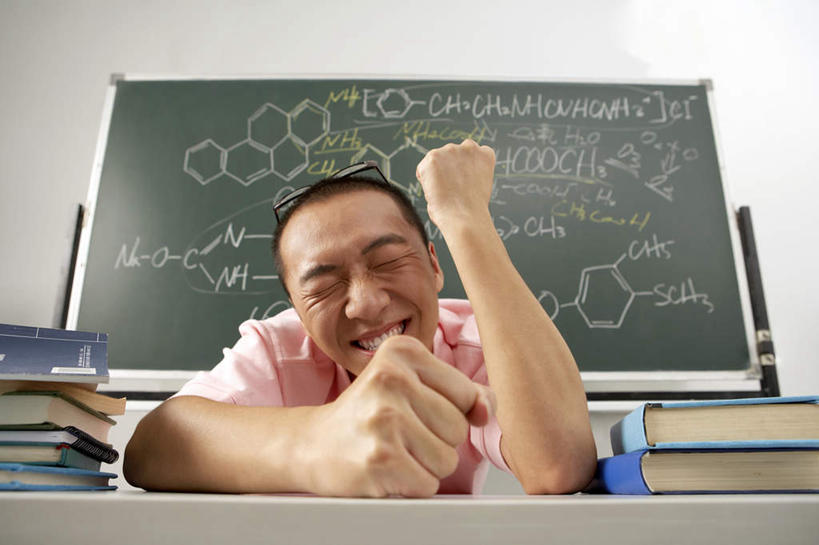 脸,头,脸颊,一个人,横图,室内,正面,侧面,仰视,窗户,北京,中国,亚洲,T恤,肩膀,黑板,教室,凝视,摄影,伸出,公式,无忧无虑,年轻男性,中国人,年轻人,头部,脸部,脸蛋,面部,半身,低角度拍摄,大学