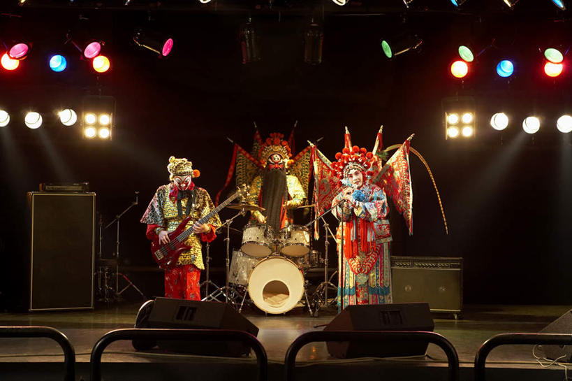 东方人,中年人,老年人,胡须,三个人,演员,电影明星,舞台,横图,室内,正面,合作,团队,美景,旗帜,珠宝,刺绣,亚洲,乐队,表演,摇摆,瓷器,景观,低音吉他,电吉他,鼓,吉他,音乐,弹奏,拿着,表演者,传统,扮演,自然,景色,灌篮,豹纹,孙悟空,唱,演出,袖子,麦克风,愉悦,扩音器,中国文化,自然风光,改变,伪装,反差,合伙,演出服,比例,鼓槌,京剧,东亚,将军,东亚文化,北京市,歌剧,老年男性,男人,男性,年轻男性,年轻女性,女人,女性,亚洲人,中国人,年轻人,胡子,络腮胡,歌手,影视明星,彩图,传统服装,锦缎,中国戏曲,舞台灯光,防护面罩,摇摆舞,演说家,传统文化,京剧演员,性格