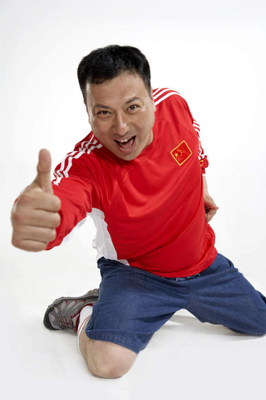 东方人,成年人,中年人,一个人,笑,微笑,露齿笑,竖图,留白,白色背景,正面,运动服,运动鞋,快乐,满意,兴奋,智慧,热情,骄傲,成功,运动,橄榄球,国旗,亚洲,仅一个男性,仅一个人,仅一个中年男性,突出,欢呼,瓷器,T恤,大喊,称赞,表扬,袜子,刺激,红色,白色,看,手势,休闲,放松,竖,生活方式,翘,高,惊奇,幽默,支撑,专心,酷,享乐,夸奖,优秀,愉悦,成就,中国文化,出示,荣誉,东亚,队服,爱国主义,好,妙,顺利,出色,超群,杰出,卓越,奇妙,北京市,快活,欢愉,康乐,神迹,贡献,能力,聪明,信任,男人,男性,中年男性,亚洲人,中国人,大拇指,休闲活动,跪着,彩图,影棚拍摄,高兴,打手势,精力,空头支票,苦尽甘来