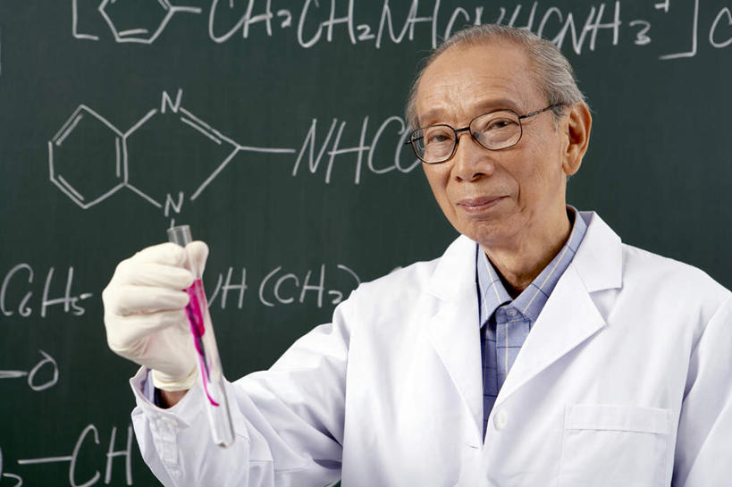 老年人,脸,头,脸颊,一个人,教师,科学家,坐,微笑,横图,室内,正面,仰视,窗户,北京,中国,亚洲,科学,试管,眼镜,实验室,教育,校园,肩膀,黑板,手势,教室,凝视,摄影,挑选,解释,数学,公式,实验服,化学家,物理学家,老年男性,男人,男性,中国人,头部,脸部,脸蛋,面部,讲师,半身,低角度拍摄,大学,打手势