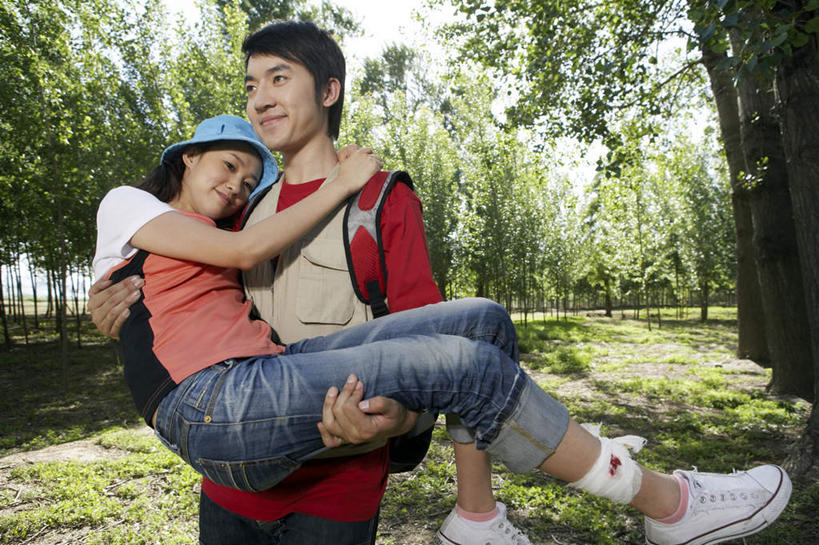 东方人,成年人,两个人,夫妻,站,微笑,横图,室外,白天,留白,正面,爱情,旅游,度假,通讯,探险,友谊,合作,团队,草地,美景,森林,帽子,日光,亚洲,瓷器,景观,人行道,郊区,浪漫,拿着,牛仔裤,休闲装,娱乐,树,绿色,自然,社区,春天,享受,休息,休闲,血液,景色,恩爱,放松,活力,季节,力量,搭,服务,凝视,恋人,马甲,协助,环境,控制,专心,享乐,恐怖,搭着,关爱,运送,自然风光,努力,露营,问题,受伤,东亚,背包客,环境保护,万里无云,北京市,损伤,大汗淋漓,援救,异性恋,无忧无虑,冒险,男人,男性,年轻男性,年轻女性,女人,女性,亚洲人,中国人,年轻人,夫妇,情侣,绷带,休闲活动,步行,拥抱,半身,彩图,旅行,爱,挫伤,伴侣,精力,挨着