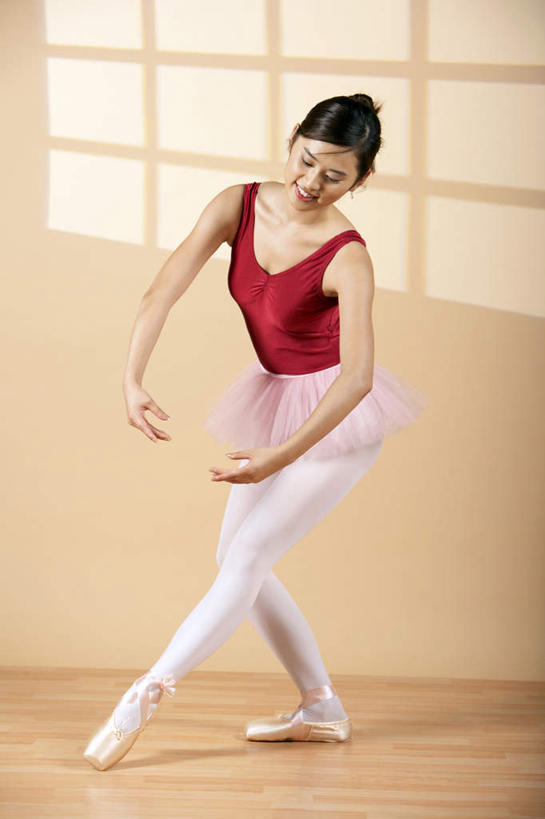 脸,头,脸颊,一个人,办公室,坐,微笑,竖图,正面,侧面,仰视,窗户,香烟,北京,中国,亚洲,褐色,肩膀,背面,休闲,放松,摄影,享乐,伸出,出示,盲人,年轻女性,中国人,年轻人,头部,脸部,脸蛋,面部,半身,彩图,低角度拍摄,舞蹈,芭蕾舞者,摆拍