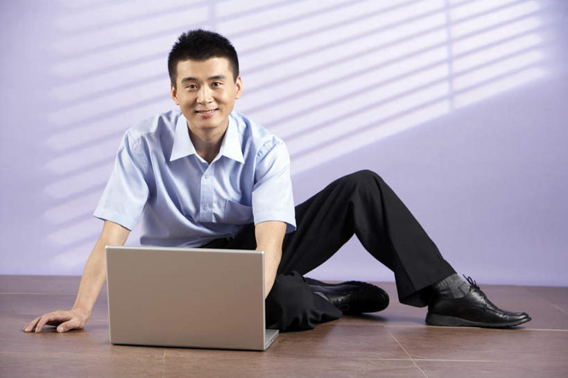 一个人,坐,微笑,横图,俯视,留白,正面,自由,信心,笔记本电脑,互联网,技术,北京,中国,亚洲,小贩,裤子,工作,看,休息,休闲,放松,凝视,摄影,舒适,努力,盲人,复制,无忧无虑,计算机,年轻男性,中国人,年轻人,彩图,高角度拍摄,欢乐,办公室职员