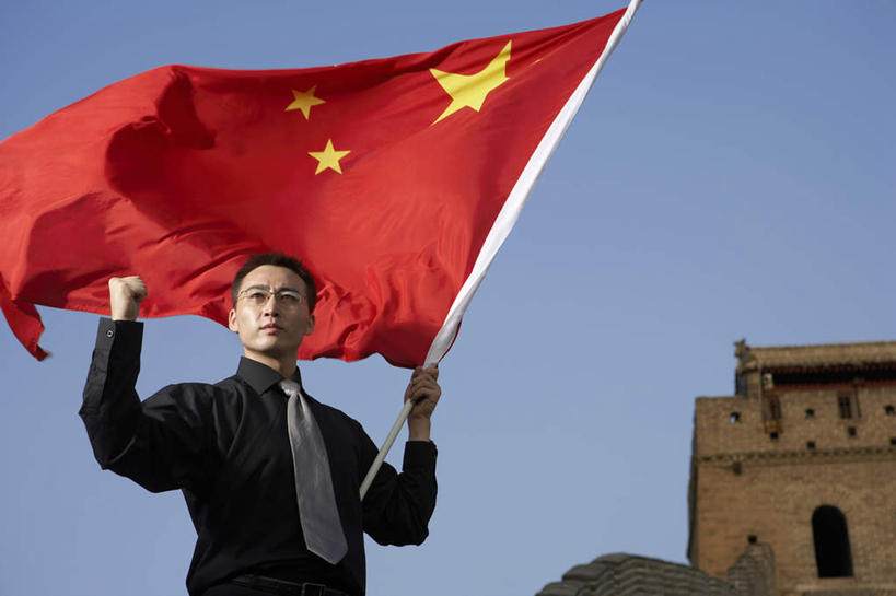 一个人,商务人士,商务男性,站,横图,留白,正面,仰视,衬衫,成功,信心,国旗,北京,长城,中国,亚洲,套装,眼镜,领带,刺激,自然,夏天,摄影,希望,环境,摇动,中国文化,出示,商务装,挑战,工薪阶层,爱国主义,年轻男性,中国人,年轻人,白领,上班族,半身,彩图,低角度拍摄,衬衣