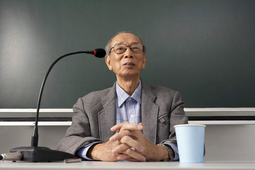 老年人,脸,头,脸颊,一个人,教师,科学家,坐,微笑,横图,室内,正面,仰视,窗户,椅子,北京,中国,亚洲,套装,裤子,科学,领结,实验室,教育,杯,领巾,书桌,校园,肩膀,黑板,手势,教室,表,凝视,摄影,汗衫,马甲,麦克风,挑选,解释,数学,化学家,物理学家,老年男性,男人,男性,中国人,头部,脸部,脸蛋,面部,讲师,半身,低角度拍摄,大学,打手势