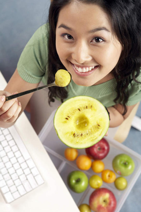 一个人,秘书,坐,吃,微笑,竖图,俯视,正面,自由,桌子,苹果,西瓜,水果,椅子,北京,中国,亚洲,小贩,裤子,T恤,自然,汤匙,看,休息,放松,活力,摄影,维生素,享乐,饥饿,年轻女性,中国人,年轻人,彩图,高角度拍摄,欢乐,办公室职员,尝,饿