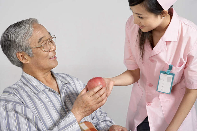 东方人,成年人,老年人,头发,两个人,病人,护士,医院,笑,微笑,露齿笑,横图,室内,正面,工作服,制服,讨论,快乐,通讯,信心,苹果,帽子,水果,亚洲,准备,科学,瓷器,眼镜,拿着,职业,生病,面对面,服务,协助,支撑,权威,享乐,愉悦,病房,关爱,残疾人,东亚,身份证,北京市,替代疗法,疗养院,责任,信任,老年男性,男人,男性,年轻女性,女人,女性,亚洲人,中国人,年轻人,半身,彩图,影棚拍摄,爱,欢乐,给予,门诊部,苦尽甘来