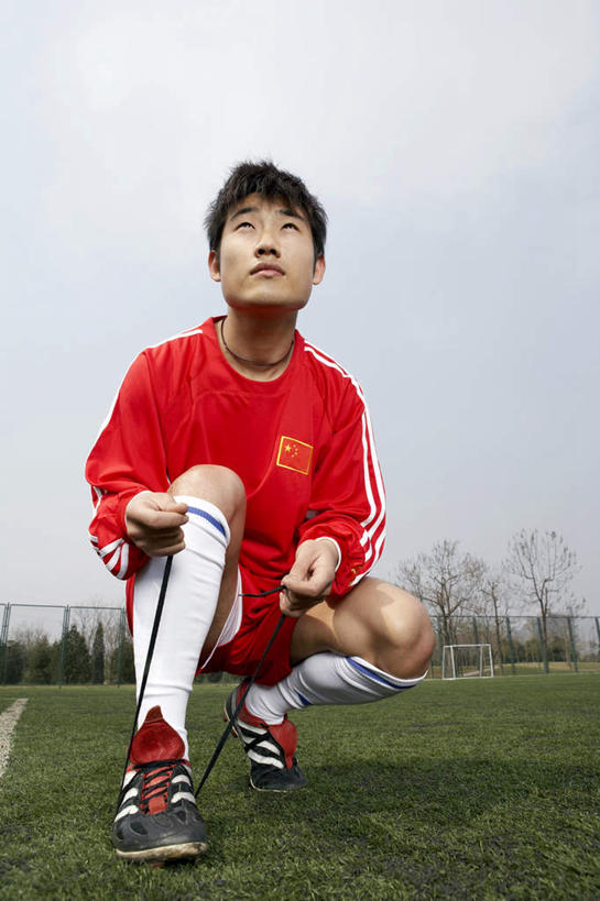 东方人,一个人,足球场,蹲,竖图,室外,白天,正面,仰视,运动服,制服,锻炼,夜生活,游戏,快乐,成功,比赛,运动,合作,团队,信心,竞争,橄榄球,足球,多云,鞋子,日光,亚洲,仅一个男性,仅一个人,准备,条纹,服装,瓷器,田地,足球鞋,花边,速度,娱乐,运动器械,队伍,仅一个年轻男性,衣服,红色,夹板,看,休闲,概念,思考,健身器械,力量,平衡,服饰,协调,扣,享乐,体育运动,衣着,成就,穿着,决心,等,健身器材,灵敏,田径运动,合伙,东亚,队员,柔韧,万里无云,北京市,美式橄榄球,耐力,衣饰,人造草皮,体育,美式足球,男人,男性,年轻男性,亚洲人,中国人,年轻人,跪着,彩图,低角度拍摄,健身,运动器材,运动装