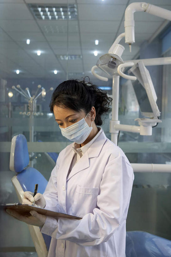 东方人,成年人,中年人,手,牙齿,一个人,医生,护士,医院,站,竖图,室内,侧面,通讯,亚洲,仅一个女性,仅一个人,准备,检查,分离,瓷器,过滤,分开,拿着,干净,外套,水笔,口罩,仅一个中年女性,职业,隔断,服务,遮掩,通信,保护,隔离,写字板,权威,卫生,专心,准确,牙科设备,掩盖,遮挡,恐怖,关爱,净化,间隔,医疗器械,预防,医疗工具,东亚,遮盖,实验服,口腔卫生,防尘,医疗机构,北京市,掩饰,断绝,隔开,屏蔽,屏绝,远离,中断,阻遏,阻隔,责任,惊骇,大汗淋漓,潦草,信任,女人,女性,中年女性,亚洲人,中国人,年轻人,齿,牙,牙龈,牙医,半身,彩图,病院,诊所,防护面罩,给予,门诊部,口腔医学