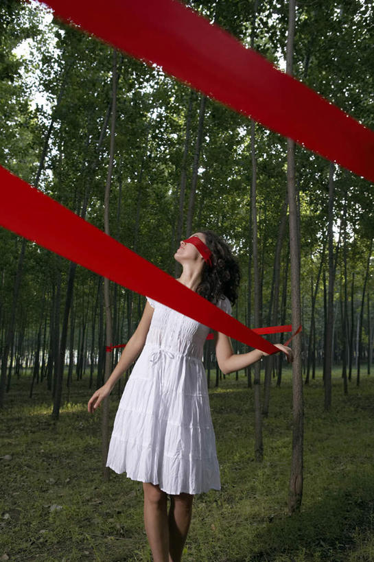 成年人,一个人,导游,站,微笑,竖图,室外,白天,侧面,裙子,爱情,旅游,度假,游戏,探险,幸福,纯洁,神秘,热情,成功,胜利,草地,美景,森林,树林,玫瑰,亚洲,仅一个年轻女性,仅一个女性,仅一个人,装饰,瓷器,景观,玫瑰花,郊区,浪漫,拿着,休闲装,娱乐,干净,树,红色,绿色,白色,自然,夏天,试穿,享受,休闲,概念,温暖,温馨,眼罩,景色,恩爱,放松,光彩,幻想,活力,平衡,探索,想,遮,遮掩,指导,华丽,修饰,环境,点缀,和睦,专心,掩盖,遮挡,清新,近景,自然风光,决心,奖牌,迷路,感动,荣誉,梦想,奖品,东亚,遮盖,纯净,搜寻,万里无云,北京市,衬托,美观,雅致,雅观,尊敬,掩饰,荣耀,担心,光荣,天真,刺玫花,徘徊花,年轻女性,女人,女性,年轻人,休闲活动,闭着眼睛,步行,触摸,彩图,旅行,融洽,精力,白色人种,好奇心,感知,进退维谷,苦尽甘来