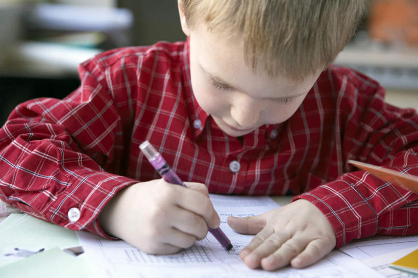 儿童,脸,头,脸颊,一个人,学生,坐,横图,竖图,插画,室内,白天,正面,绘画,纯洁,数码,科技,亚洲,仅一个男性,仅一个人,阴影,艺术,科学,网络,瓷器,纸,高光,几何,计算机图形,古典,教育,合成,图画,拿着,休闲装,文化,肩膀,水笔,画,小孩,工艺品,品味,仅一个小孩,教室,概念,家庭作业,可爱,童年,童趣,想,读书,通信,生长,美术,电脑合成图,数码合成图,创造力,专心,高雅,知识,享乐,合成图,成就,文学,着色,努力,漫画,想象,童真,东亚,烂漫,无邪,发展,粉笔画,北京市,写实,具体,具象,美学,开端,天真,男孩,男人,男性,孩子,头部,脸部,脸蛋,面部,书,彩图,小学,彩色粉画笔,粉画,色粉画,男生,小学生,白色人种