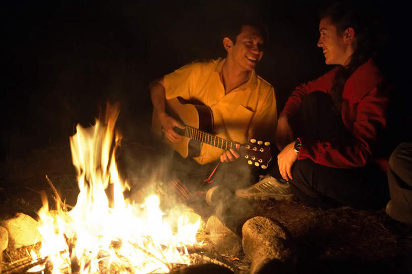 东方人,成年人,两个人,坐,蹲,微笑,横图,室外,夜晚,留白,侧面,聚会,旅游,度假,讨论,快乐,通讯,探险,友谊,分享,射击,草地,美景,亚洲,表演,庆祝,瓷器,火焰,景观,枝,吉他,郊区,浪漫,燃烧,音乐,弹奏,拿着,牛仔裤,娱乐,刺激,自然,社区,享受,休息,休闲,概念,景色,放松,活力,想,凝视,唱,环境,专心,篝火,享乐,愉悦,关爱,自然风光,决心,露营,东亚,北京市,快活,欢愉,康乐,异性恋,无忧无虑,冒险,男人,男性,年轻男性,年轻女性,女人,女性,亚洲人,中国人,年轻人,石块,岩石,休闲活动,彩图,旅行,高兴,欢乐,营火,白色人种,挨着