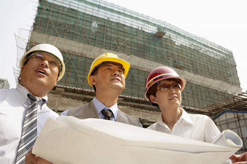 东方人,成年人,中年人,三个人,商务人士,教师,设计师,导游,工程师,建筑师,商务男性,商务女性,站,微笑,横图,室外,白天,正面,仰视,衬衫,商务,讨论,通讯,友谊,旅途,合作,团队,建筑业,亚洲,捆扎,套装,瓷器,眼镜,拿着,安全帽,建筑工地,看,职业,决定,想,投资,工业,马甲,灵感,保护,协助,支撑,组织,专心,领导,都市风光,星期,祝贺,房地产,努力,商务装,合伙,梦想,蓝图,比例,工薪阶层,东亚,发展,万里无云,北京市,策略,活页夹,教员,技能,开端,把握,男人,男性,女人,女性,中年男性,中年女性,亚洲人,中国人,白领,老师,上班族,半身,彩图,低角度拍摄,衬衣,欢乐,先生,办公室职员,改进,苦尽甘来,掌控,节目单