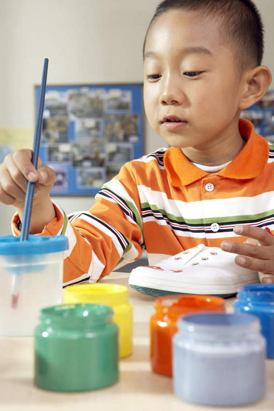 东方人,儿童,一个人,学生,微笑,竖图,室内,白天,正面,绘画,夜生活,快乐,兴奋,探险,纯洁,装修,桌子,玩具,鞋子,亚洲,仅一个男性,仅一个人,艺术,装饰,瓷器,纸,古典,教育,刷,拿着,注视,文化,刺激,水笔,小孩,画笔,工艺品,观察,看,品味,仅一个小孩,教室,可爱,探索,童年,童趣,财富,生长,观看,涂料,美术,察看,创造力,专心,高雅,知识,享乐,愉悦,关注,着色,手艺,选择,梦想,想象,染料,童真,东亚,烂漫,无邪,广口瓶,发展,北京市,美学,恶作剧,快活,欢愉,康乐,无忧无虑,天真,男孩,男人,男性,亚洲人,中国人,孩子,半身,彩图,高兴,欢乐,男生