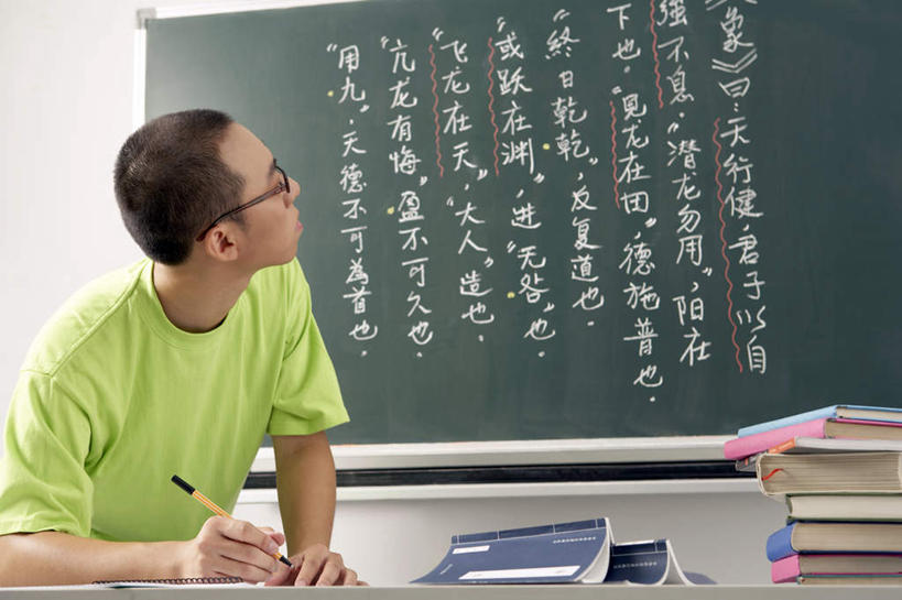 脸,头,脸颊,一个人,横图,室内,正面,侧面,仰视,北京,中国,亚洲,学习,眼镜,教育,T恤,书桌,肩膀,水笔,黑板,教室,凝视,摄影,生长,搜寻,复制,年轻男性,中国人,年轻人,头部,脸部,脸蛋,面部,半身,低角度拍摄,大学