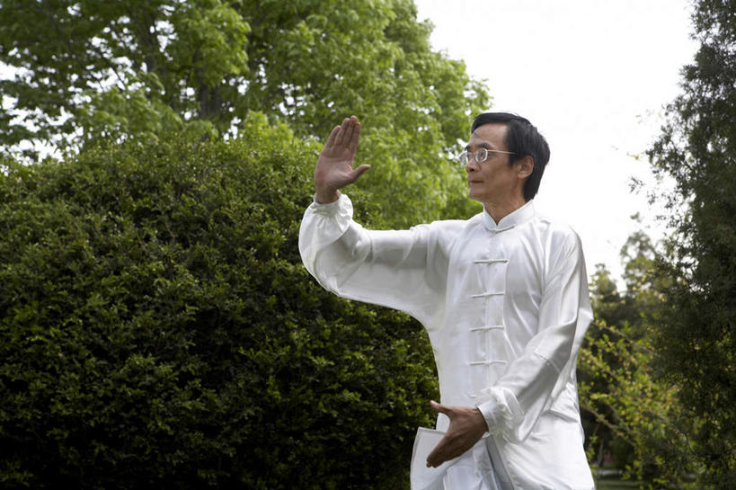 东方人,成年人,老年人,一个人,站,举,横图,室外,白天,正面,运动,武术,亚洲,伸展,瓷器,丝绸,眼镜,树荫,传统,草,树,停车,衣服,绿色,自然,春天,托,休闲,活力,平衡,同意,主席,生活方式,军人,退休,领导,太极,练习,总统,近景,中国文化,华贵,弹性,东亚,北京市,政治家,理论家,首脑,战略家,灵性,老布什,乔治.赫伯特.沃克.布什,老年男性,男人,男性,亚洲人,中国人,休闲活动,举起,举手,举着,向上举,向上伸,向上托,彩图,传统服装,传统文化,人老心不老,长度,缎子