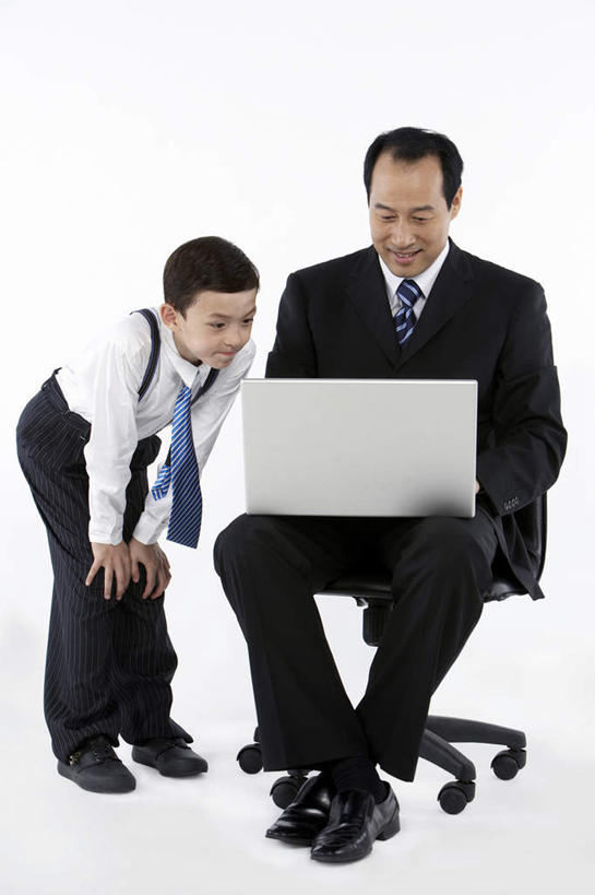 冲浪,中年人,两个人,父亲,儿子,商务人士,建筑师,商务男性,站,坐,微笑,竖图,留白,正面,仰视,衬衫,讨论,通讯,友谊,智慧,运气,分享,成功,合作,团队,信心,笔记本电脑,互联网,技术,椅子,北京,中国,亚洲,表演,准备,套装,裤子,并排,领带,听,现代,布置,刺激,白色,打字,看,放松,乐趣,童年,想,读书,凝视,财富,金融,理财,投资,摄影,生长,经济,背带,创造力,专心,操作,酷,享乐,挑选,成就,运送,交易所,肖像,出示,商务装,选择,贸易,工薪阶层,发展,搜寻,男孩,中国人,白领,上班族,设计,触摸,彩图,低角度拍摄,衬衣,顾问,平等,精力,金融投资顾问,摆拍