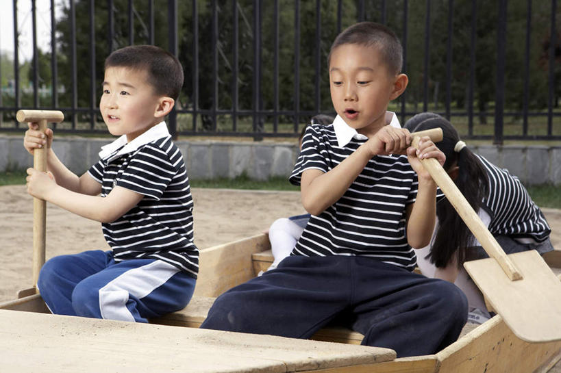 帆船,划船,东方人,儿童,两个人,兄弟,学生,操场,坐,微笑,横图,室外,白天,正面,锻炼,夜生活,快乐,兴奋,探险,友谊,纯洁,比赛,运动,合作,竞争,船,日光,亚洲,条纹,铲子,瓷器,拿着,休闲装,娱乐,沙坑,刺激,扮演,小孩,停车,交通工具,乘务员,休闲,独立,幻想,可爱,探索,童年,童趣,财富,生长,航海,享乐,体育运动,愉悦,近景,载具,努力,梦想,想象,童真,东亚,烂漫,无邪,发展,北京市,荡舟,快活,欢愉,康乐,无忧无虑,冒险,体育,天真,男孩,女孩,亚洲人,中国人,孩子,彩图,健身,高兴,玩具船,明轮船,驳船