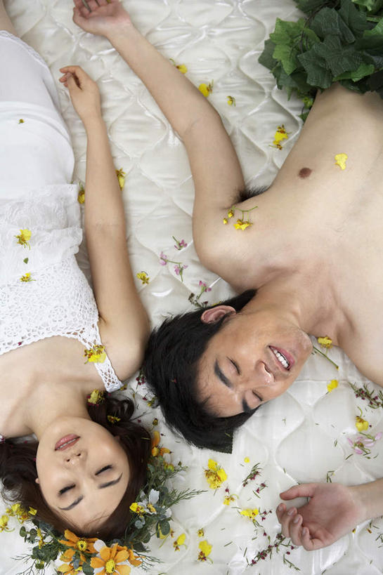 东方人,成年人,肩,两个人,家庭,夫妻,躺,微笑,横图,竖图,俯视,室内,爱情,时尚,快乐,卧室,亚洲,种植,内衣,睡衣,装饰,瓷器,花环,毯子,公寓,浪漫,干净,裸露,花,花瓣,枕头,社区,休息,休闲,舒服,温暖,温馨,一家人,胸罩,文胸,恩爱,放松,恋人,生活方式,家庭妇女,和睦,舒适,享乐,风格,都市风光,房地产,裸,婚姻,东亚,北京市,柔和,乳罩,胸衣,异性恋,无忧无虑,卧着,男人,男性,年轻男性,年轻女性,女人,女性,亚洲人,中国人,年轻人,夫妇,情侣,休闲活动,闭着眼睛,睡觉,躺着,卧,仰卧,彩图,高角度拍摄,爱,欢乐,伴侣,融洽,小睡,挨着,白日梦