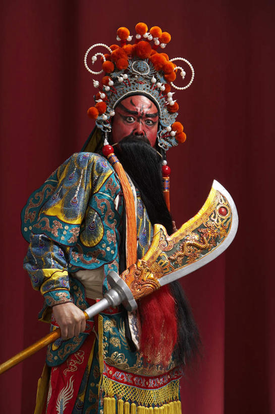东方人,中年人,老年人,胡须,一个人,演员,舞台,站,竖图,民族服装,制服,窗帘,北京,中国,仅一个男性,仅一个人,仅一个中年男性,表演,服装,军事,长袍,古典,宏伟,文化,表演者,传统,扮演,衣服,红色,彩妆,刀,武器,力量,财富,摄影,服饰,古装,权威,演出,剑,武士,中国文化,京剧,东亚,将军,韵味,英雄,能力,老年男性,男人,男性,中年男性,中国人,胡子,络腮胡,彩图,传统服装,民俗服,装扮,官吏,传统文化,韧性