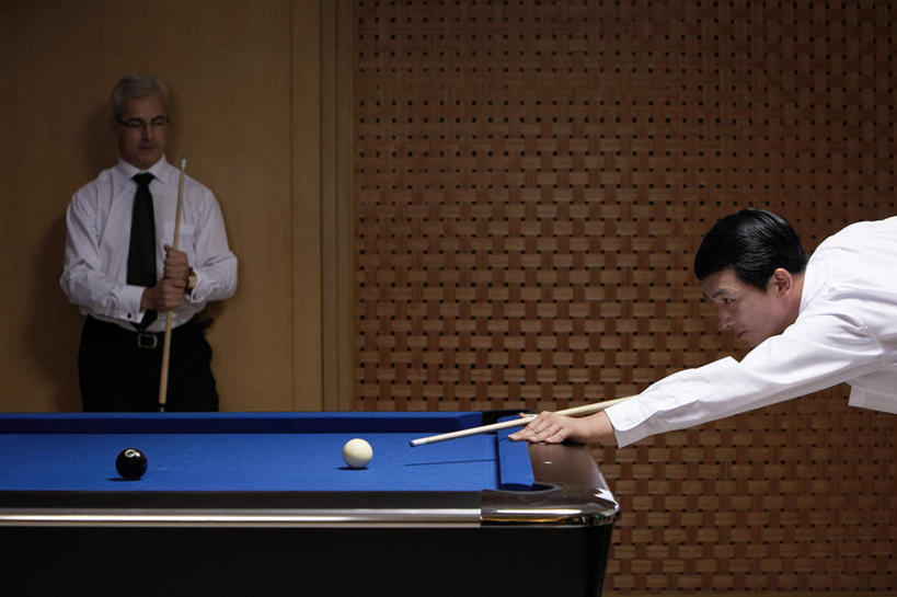 东方人,成年人,中年人,老年人,脸,头,脸颊,两个人,商务人士,商务男性,站,横图,室内,留白,正面,侧面,衬衫,商务,竞争,台球,弯腰,指,套装,检查,曲折,弯曲,球杆,桌球台,注视,指点,娱乐,会所,肩膀,观察,看,休闲,表,俱乐部,摄影,蜿蜒,生活方式,观看,察看,专心,准确,指向,愉悦,关注,瞄准,商务装,合伙,工薪阶层,策略,技能,男人,男性,中国人,头部,脸部,脸蛋,面部,白领,上班族,休闲活动,张开手臂,彩图,衬衣,对焦,白色人种,社交,图像技术