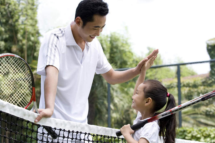 东方人,儿童,成年人,脸,头,脸颊,两个人,家庭,父母,父亲,女儿,教师,站,举,微笑,横图,室外,白天,侧面,锻炼,游戏,快乐,满意,幸福,纯洁,成功,运动,信心,书房,汽车,上海,击掌,连接,学习,庆祝,球门,网,球拍,教育,娱乐,设备,肩膀,车,物品,小孩,交通工具,轿车,教,托,教练,温暖,温馨,一家人,面对面,可爱,乐趣,童年,童趣,摄影,生活方式,说明书,和睦,享乐,成就,载具,祝贺,童真,烂漫,无邪,助教,雪铁龙,完成,获胜,天真,网球运动,男人,男性,女孩,女性,中国人,孩子,年轻人,头部,脸部,脸蛋,面部,休闲活动,举起,举手,举着,向上举,向上伸,向上托,半身,彩图,欢乐,凯旋,融洽,东风雪铁龙凯旋,雪铁龙凯旋