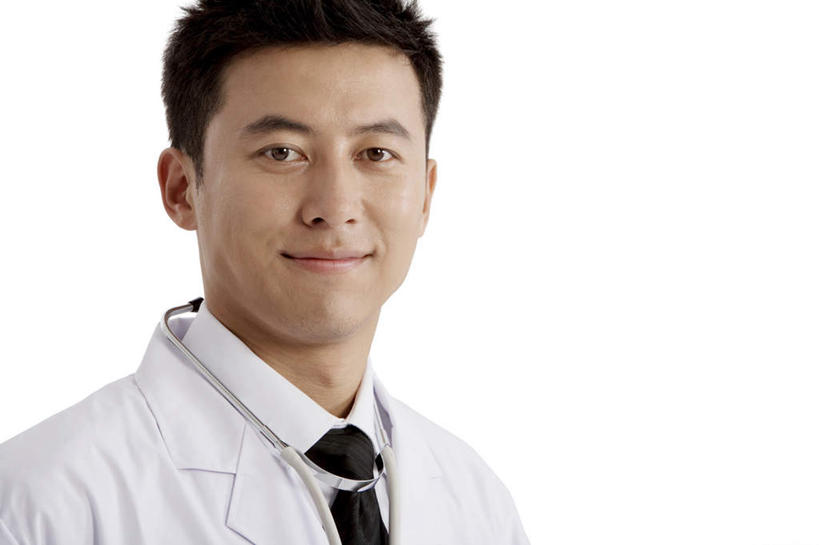 东方人,脸,头,脸颊,一个人,医生,站,微笑,横图,留白,白色背景,快乐,信心,仅一个男性,仅一个人,药,肩膀,仅一个年轻男性,听诊器,摄影,权威,肖像,实验服,可靠,责任,信任,男人,男性,年轻男性,中国人,年轻人,头部,脸部,脸蛋,面部,彩图,影棚拍摄,图像技术